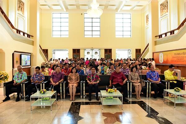 ภาพข่าว: กรมศุลกากรจัดพิธีสรงน้ำพระพุทธรูปประจำกรมศุลกากร เนื่องในวันสงกรานต์ ประจำปี 2561