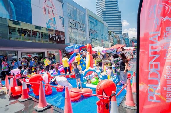 พรูเด็นเชียล สร้างสีสันในงาน “สงกรานต์เมษา ผ้าขาวม้า สยามสนุก” ยกสไลเดอร์ยักษ์มาไว้ กลางสยามสแควร์