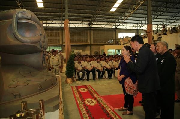 พระเจ้าหลานเธอ พระองค์เจ้าสิริภาจุฑาภรณ์ เสด็จตรวจงานขี้ผึ้งต้นแบบ  “พระพุทธปฏิมาสิริภานิรมิต” และตรวจงานขี้ผึ้งต้นแบบพระบูชา ในโครงการจัดสร้างวัตถุมงคลพระพุทธปฏิมาสิริภานิรมิต ณ โรงหล่อเอเชีย ไฟน์ อาร์ท อำเภอบางปะหัน จังหวัดพระนครศรีอยุธยา