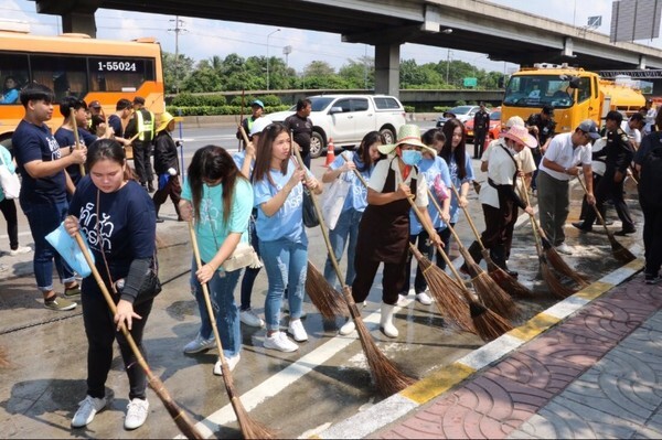 นักศึกษา มหาวิทยาลัยหอการค้าไทย รวมพลังจัดโครงการจิตอาสาเพื่อพัฒนาชุมชน