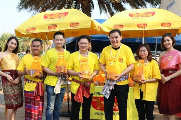 ภาพข่าว: “ไวไว" ร่วมพิธีทำบุญตักบาตร สุดยอดงานสงกรานต์แดนอีสานประจำปี 2561