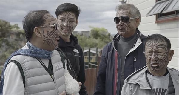 ทีวีไกด์: รายการ “ป๋าซ่าพาซิ่ง Grandpas Over Flowers” ใครหล่อกว่ากัน “แบงค์ ธิติ” ปะทะ “แก็งป๋าซ่าพาซิ่ง” กับลุคใหม่สไตล์“นักรบเผ่าเมารี”