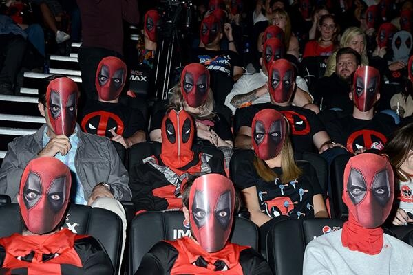 แฟน ๆ เดดพูลแห่ต้อนรับ ไรอัน เรย์โนลด์ พร้อมทีมนักแสดงนำจาก Deadpool 2 ในงานพรีเมียร์เปิดตัวภาพยนตร์ ณ กรุงลอนดอน