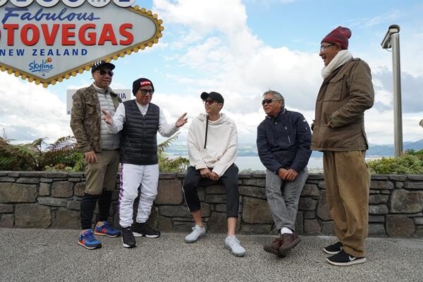 ทีวีไกด์: รายการ “ป๋าซ่าพาซิ่ง Grandpas Over Flowers” ฮาไม่ออก หัวใจเกือบวาย !!! “ป๋าดม ชวนชื่น” โดน “แบงค์ ธิติ” หลอกนั่งรถออฟโรดสุดซิ่ง!!