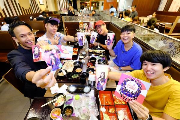 Gossip News: ยาโยอิร้านแตก! หลังโอตะ BNK48 บุกร้านต่อคิวซื้อ พรีเมี่ยมแรร์ไอเทม 'Special Limited Edition YAYOI x BNK48’ หมดเกลี้ยงเพียงไม่กี่นาที