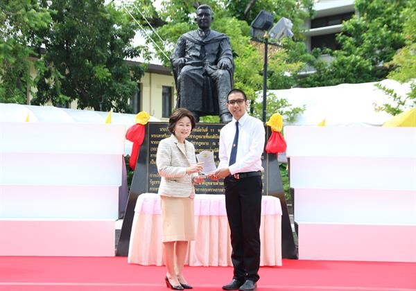 ภาพข่าว: ธรรมศาสตร์ มอบโล่ 'ปรีดี พนมยงค์’