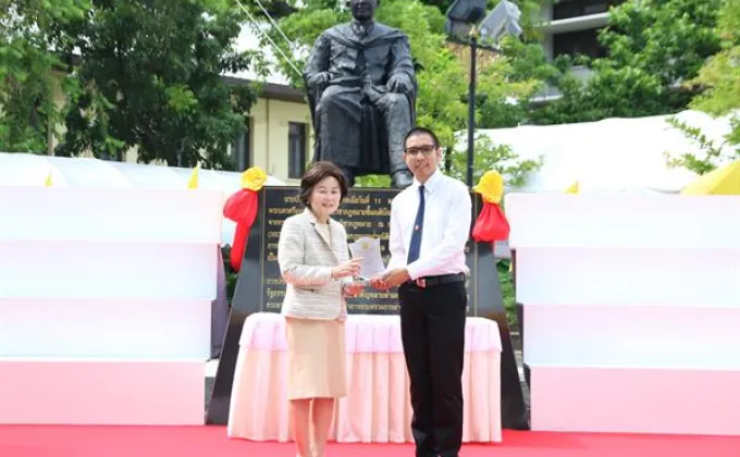 ภาพข่าว: ธรรมศาสตร์ มอบโล่ 'ปรีดี