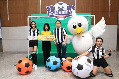 ดร. ตุ้ย ชวนเตะฟุตบอลกับ Mascot ในงาน Mascot World Cup 2018