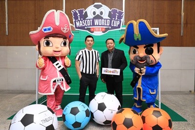 ดร. ตุ้ย ชวนเตะฟุตบอลกับ Mascot ในงาน Mascot World Cup 2018