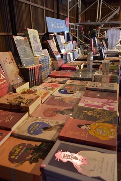 “น.นพรัตน์” กับสำนานไร้เทียมทานและจักรวาล ณ LHONG BOOK FAIR