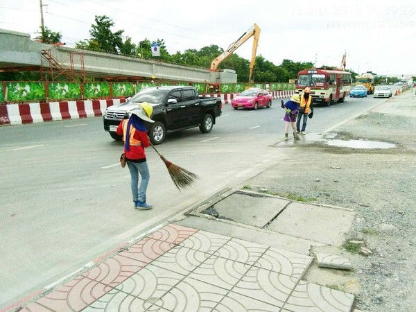 การรถไฟฟ้าขนส่งมวลชนแห่งประเทศไทย (รฟม.) อำนวยความสะดวกแก่ประชาชน นำอุปกรณ์พร้อมเจ้าหน้าที่ทำความสะอาดพื้นผิวถนนบริเวณหน้าตลาดประตูกรุงเทพ เขตสายไหม