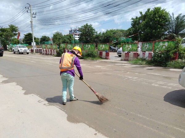 การรถไฟฟ้าขนส่งมวลชนแห่งประเทศไทย (รฟม.) อำนวยความสะดวกแก่ประชาชน นำอุปกรณ์พร้อมเจ้าหน้าที่ทำความสะอาดพื้นผิวถนนบริเวณหน้าตลาดประตูกรุงเทพ เขตสายไหม