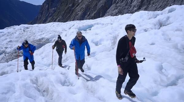 ทีวีไกด์: รายการ “ป๋าซ่าพาซิ่ง Grandpas Over Flowers” ซึ้ง!!! “แอนนา ชวนชื่น” ทำสิ่งนี้เพื่อคนไทย กราบหัวใจพี่เขาจริงๆ