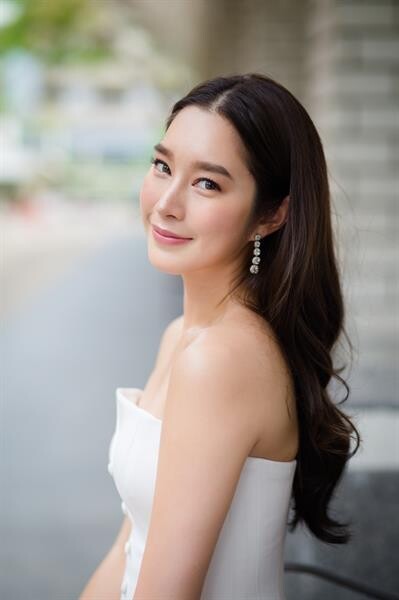 ข่าวซุบซิบ: ฐิสา ร่วมงานเปิดแบรนด์เครื่องสำอางค์น้องใหม่ SEYA ( เซญ่า)