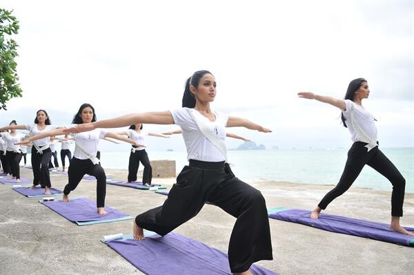 40 สาวงามทำกิจกรรมสันทนาการและแข่งขันจัดชุดน้ำชายามบ่ายในแนวคิดรักษ์โลก