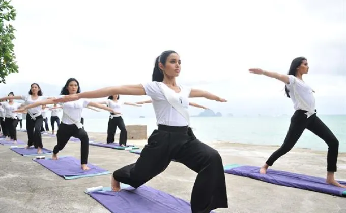 40 สาวงามทำกิจกรรมสันทนาการและแข่งขันจัดชุดน้ำชายามบ่ายในแนวคิดรักษ์โลก