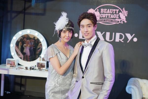 ครั้งแรก! ของการเปิดตัวคอลเลคชั่นใหม่ล่าสุดจากบิวตี้ คอทเทจ “Beauty Cottage LUXURY”เปล่งประกายความสวย ด้วยศิลปะแห่งความงาม พบ ต่อ ธนภพ- ซาร่า เล็กจ์ ในลุคแกสบี้ กับแฟชั่นโชว์สุดแกลม