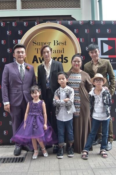 คนบันเทิงตบเท้าเข้ารับรางวัล 'Super Best Thailand Awards2018'