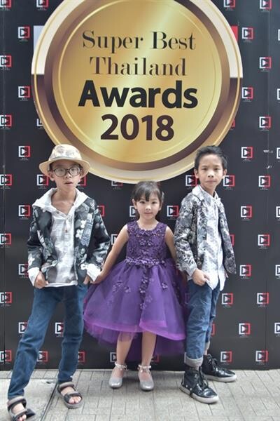 คนบันเทิงตบเท้าเข้ารับรางวัล 'Super Best Thailand Awards2018'