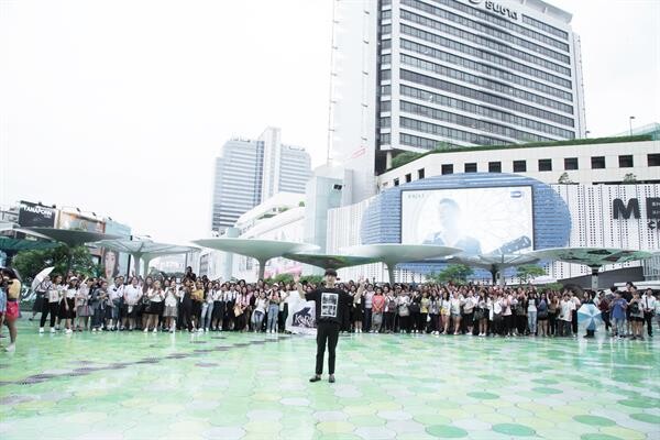 คริส พีรวัสร่วมถ่ายรูปหมู่แฟนคลับกับโปรเจค LED