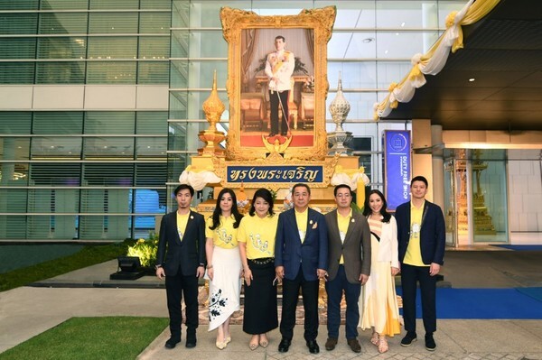 ภาพข่าว: คิง เพาเวอร์ ร่วมจุดเทียนถวายพระพรชัยมงคล เพื่อแสดงความจงรักภักดีต่อในหลวง ร.๑๐