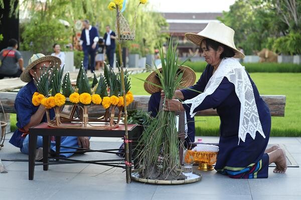 เรียนรู้ประวัติศาสตร์ “รับขวัญข้าว” ประเพณีดั้งเดิมแบบไทยๆ ที่คุณอาจไม่เคยรู้..ว่าทำไมต้องรับขวัญข้าวที่เรากิน!