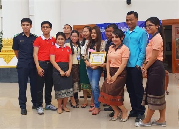 ตัวแทนศิลปิน ธัญญ่า อาร์สยาม ตะลุยพื้นที่ ซับน้ำตาชาวลาว