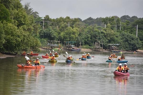 จากงานอดิเรกสู่กิจกรรมจิตอาสา ลูกแม่โดม ร่วม “พายเรือเก็บขยะ” ในแม่น้ำระยอง 3.5 กม. โชว์จิตวิญญาณรับใช้สังคม