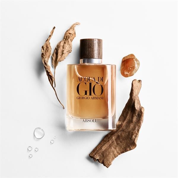 ACQUA DI GIO ABSOLU เมื่อความสดชื่นของน้ำมาบรรจบกับความอบอุ่นของไม้ ผู้ชายธาตุไม้ ผู้อยู่เหนือกระแสความนิยมของยุคสมัย ท่ามกลางภวังค์ความรู้สึกที่ล้ำลึกยิ่งกว่าเคย