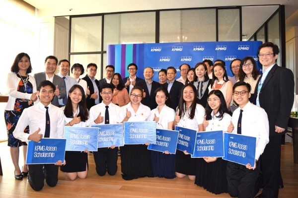 นักศึกษาคณะพาณิชย์ฯ มธ. เข้ารับทุนการศึกษาจาก KPMG