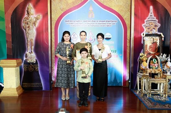 เหล่าคนบันเทิง สุดปลื้ม!!! เข้ารับรางวัล “คนดีของแผ่นดินตามรอยพระยุคลบาท” ประจำปี 2561