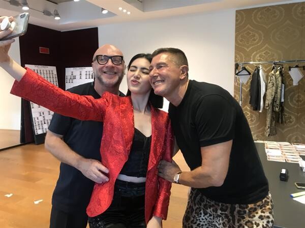 “ใหม่” กระทบไหล่ “2 ดีไซเนอร์” แห่ง DOLCE&GABBANA ฟิตติ้งเตรียมพร้อมโชว์ Spring/summer 2019