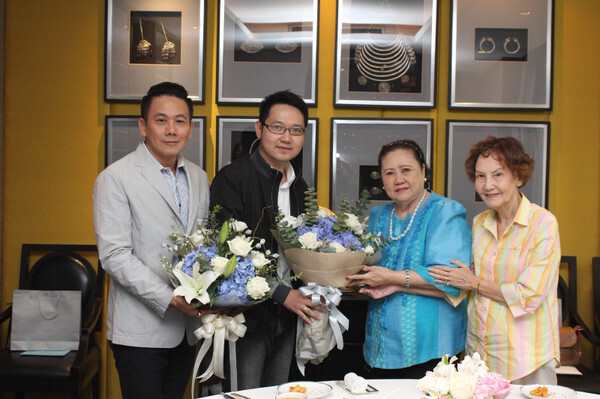 ภาพข่าว: คุณหญิงสุภัทรา ตันติพิพัฒน์พงศ์ แสดงความยินดีแด่ ดร.ธาวิษ ถนอมจิตศ์ และคุณสุชาติ ชวางกูร	