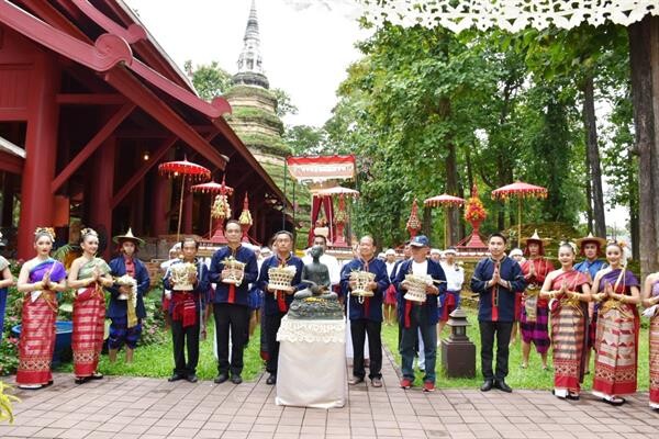 ชาวเชียงแสนร่วมใจใส่บาตรเที่ยงคืน สืบสานประเพณีอันดีงามของชาวเหนือ