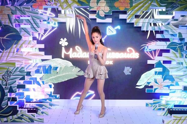 'เอสเธอร์’ ประชันลีลา 'พิม’ สร้างสีสันต้อนรับหุ่นฯ “Ariana Grande” ณ มาดามทุสโซฯ  พร้อมฉาก แสง สี เสียง ตามธีมการแสดงอันโด่งดังจากงาน American Music Awards 2016