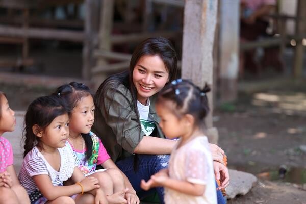 “ต่าย อรทัย” เรียนรู้คุณค่างานฝีมือ ทอผ้า-กระดาษสา สุดเพลิน ในรายการ “ต่าย อรทัย สะบายดี”