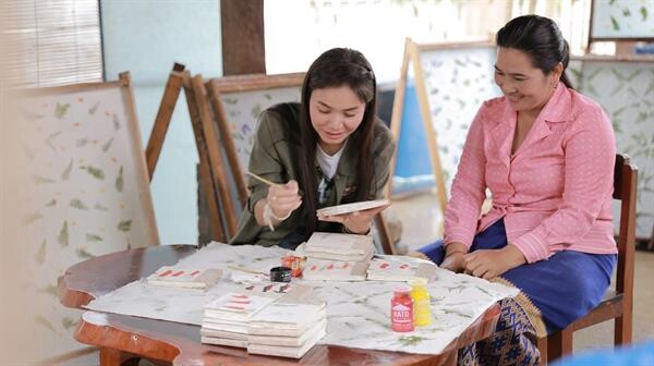 “ต่าย อรทัย” เรียนรู้คุณค่างานฝีมือ ทอผ้า-กระดาษสา สุดเพลิน ในรายการ “ต่าย อรทัย สะบายดี”