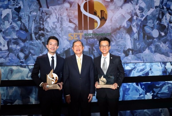 ภาพข่าว: เอสซี แอสเสทฯ รับ 2 รางวัลเกียรติยศในงาน SET Sustainability Awards 2018 ปีแรกกับรางวัลบริษัทจดทะเบียนด้านความยั่งยืนดีเด่น (Outstanding) พร้อมรางวัลหุ้นยั่งยืนต่อเนื่องเป็นปีที่ 4	