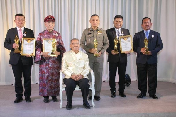 "พล.ต.อ.วิระชัย" รับรางวัล "สุวรรณนาคราช ต้นแบบข้าราชการไทย คุ้มครองสุขภาพ