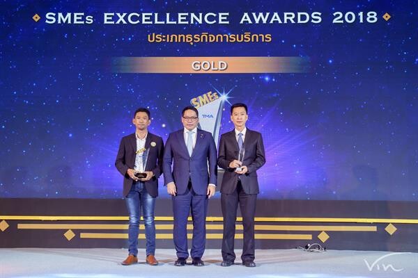 ภาพข่าว: ธนาคารเกียรตินาคินนำลูกค้าสินเชื่อธุรกิจ รับรางวัล SMEs Excellence Awards 2018 ต่อเนื่องเป็นปีที่ 2