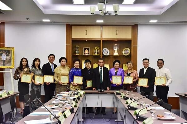 ภาพข่าว: สืบสานงานพระพุทธศาสนา ดร.ทวีศักดิ์ รับตำแหน่งที่ปรึกษาสภาศิลปินฯ