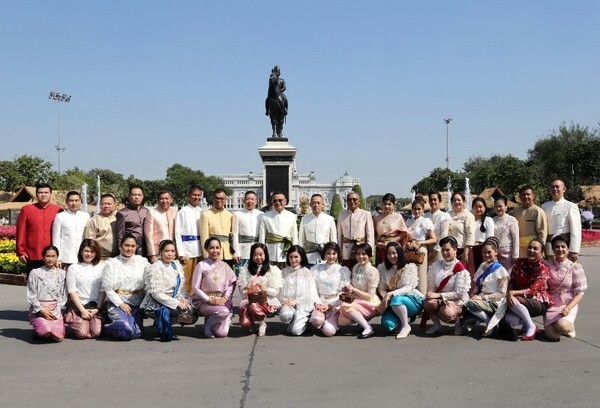 ภาพข่าว: คณะผู้บริหารและเจ้าหน้าที่ ททบ.5 ร่วมแต่งกายชุดไทยและชุดผ้าไทยเข้าชมงาน “อุ่นไอรักคลายความหนาว สายน้ำแห่งรัตนโกสินทร์”