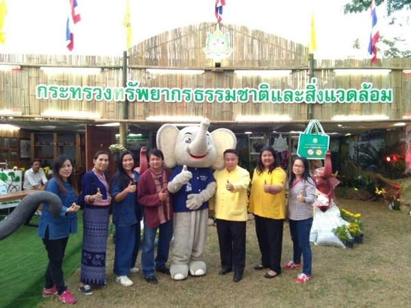 ภาพข่าว: ผู้ว่าราชการจังหวัดลำปาง ให้เกียรติถ่ายภาพเป็นที่ระลึก ในโอกาสเข้าเยี่ยมชมนิทรรศการขององค์การอุตสาหกรรมป่าไม้