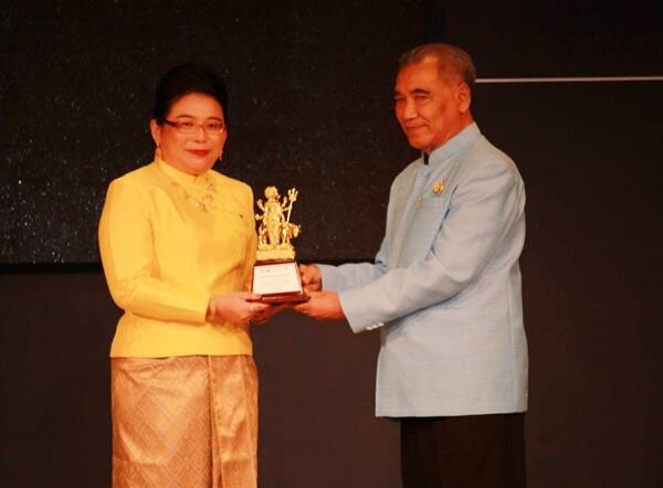 สุดปลื้ม!!! ครูนก-ศิตา หมอดูขนนก เข้ารับรางวัล “พระตรีมูรติทองคำ”