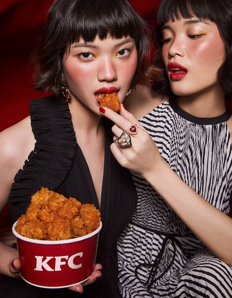 เคเอฟซี ชวนรับ #วาเลนไทน์แซ่บ เปิดปีกับครั้งแรกของแฟชั่นสุดฮอตด้วยชุด “ไก่พร้อมลุย ป๊อบบอมบ์แซ่บ” สาวกเตรียมจือปากตาม