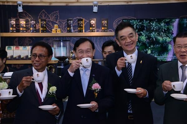 ไทยเป็นเจ้าภาพจัดการประชุมการพัฒนาอุตสาหกรรมกาแฟในอาเซียน ครั้งที่ 1 เพื่อสนับสนุนการขับเคลื่อน “ยุทธศาสตร์กาแฟ ปี 2560 - 2564” ให้บรรลุเป้าหมายการ “เป็นผู้นำการผลิตและการค้ากาแฟคุณภาพในภูมิภาคอาเซียน ก้าวไกลสู่ตลาดโลกภายใต้ภาพลักษณ์กาแฟไทย” ภายในปี 2564