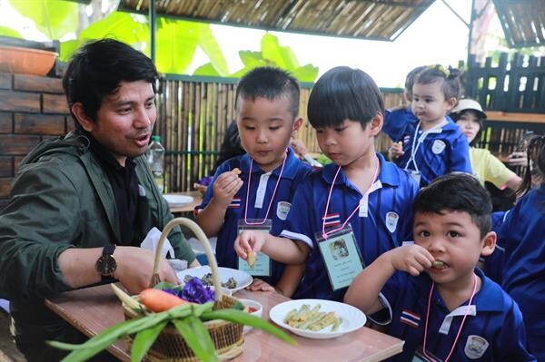 'สาธิตกรุงเทพธนบุรี’ นำเด็กๆ เยือน 'บ้านของพ่อ’ หวังให้เรียนรู้ถึงการใช้ชีวิตแบบพอเพียง