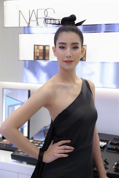 รวม 5 ซุปเปอร์สตาร์ไทย ตบเท้าร่วมงาน NARS เปิดบูติกแห่งใหม่ NARS 979 Boutique Siam Center ใหญ่ที่สุดในเมืองไทย พร้อมตอกย้ำแคมเปญระดับโลก Radiant Repowered กับบิวตี้ไอเท็มรุ่นคลาสสิกครองใจสาวกนาร์ส