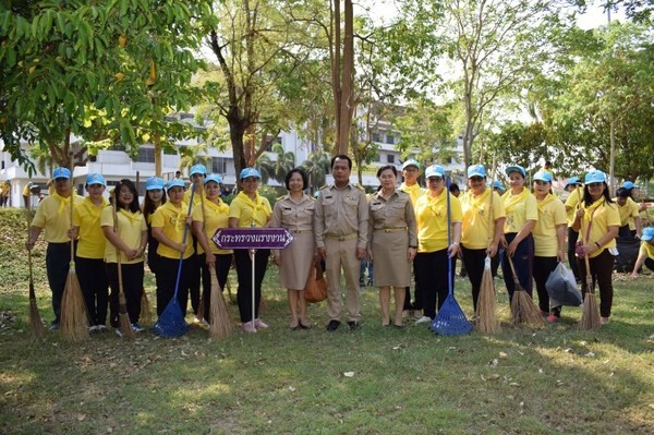 สำนักงานพัฒนาฝีมือแรงงานกำแพงเพชรร่วมพิธีปลูกต้นรวงผึ้ง ต้นไม้มงคลพระราชทาน