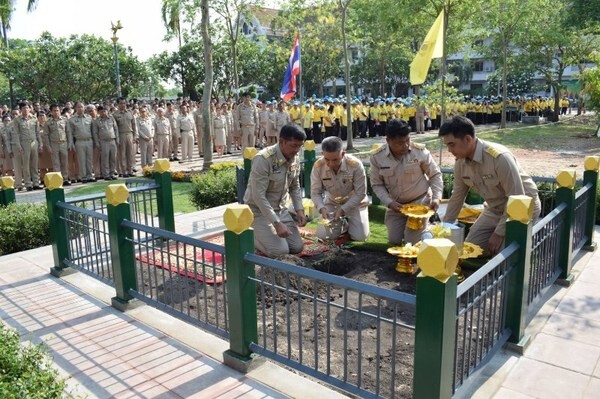 สำนักงานพัฒนาฝีมือแรงงานกำแพงเพชรร่วมพิธีปลูกต้นรวงผึ้ง ต้นไม้มงคลพระราชทาน